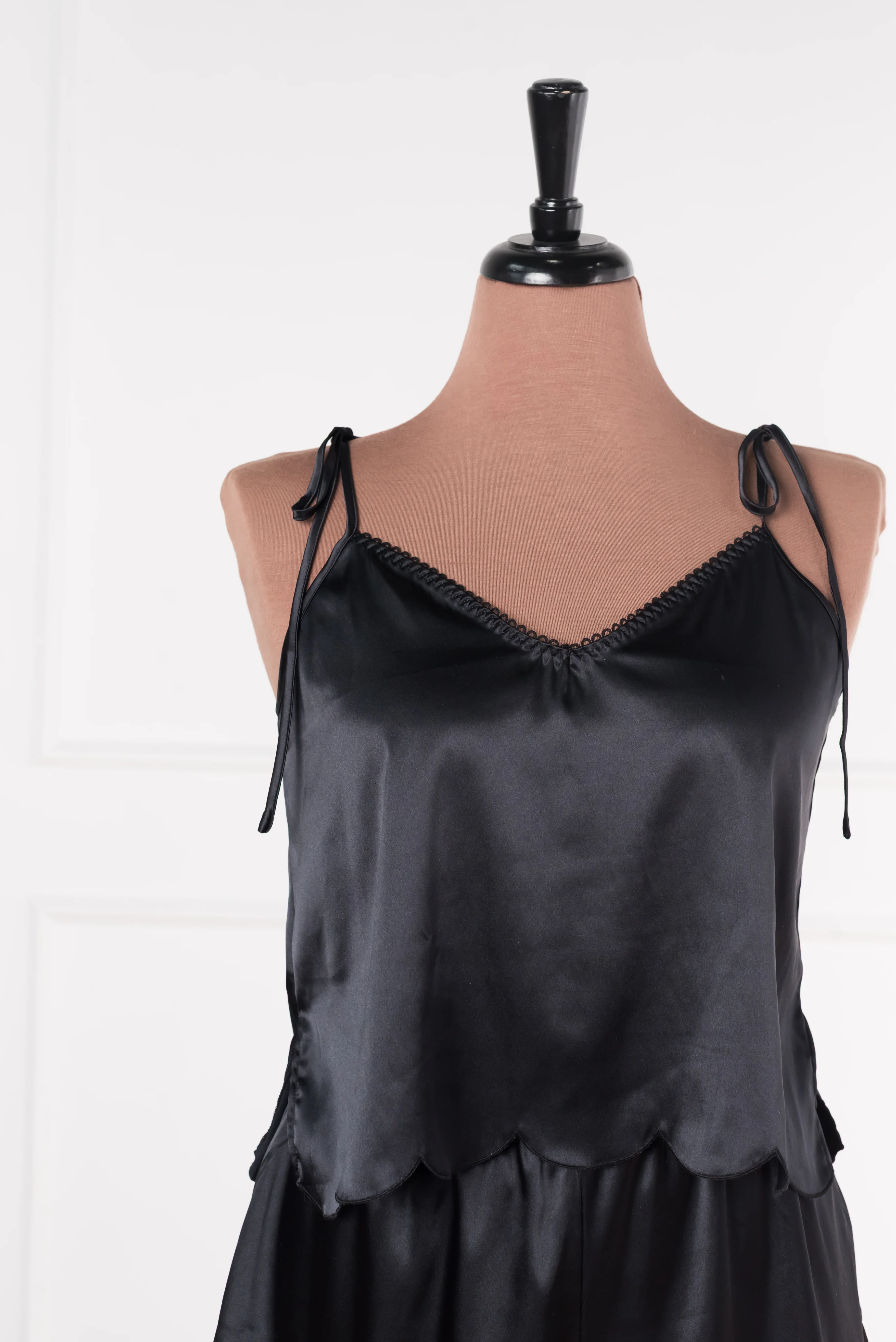 Scalloped Embroidered Satin Cami - Black - Image 11