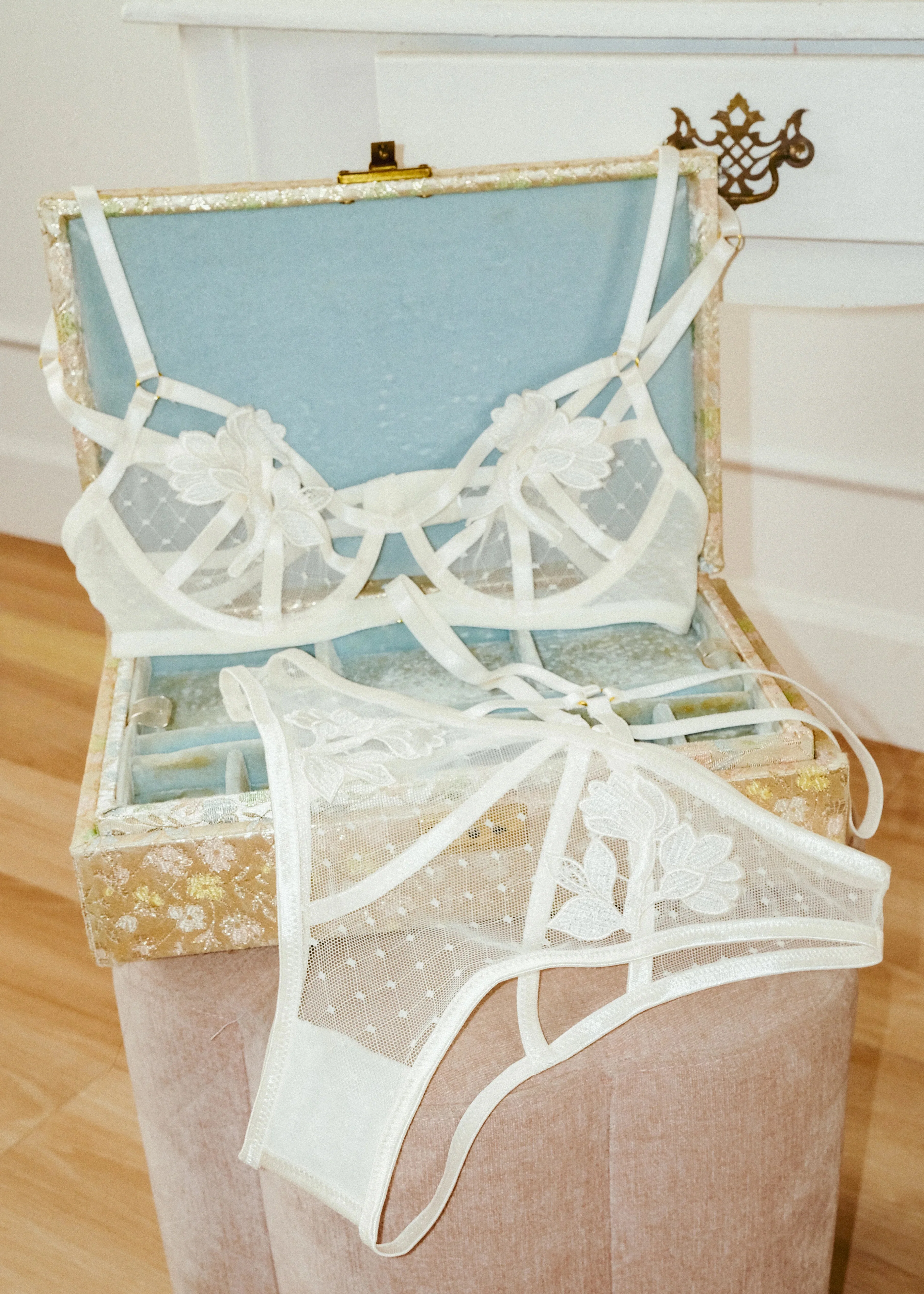 Strappy Appliqué Ouvert Panty - Pearl - Image 14