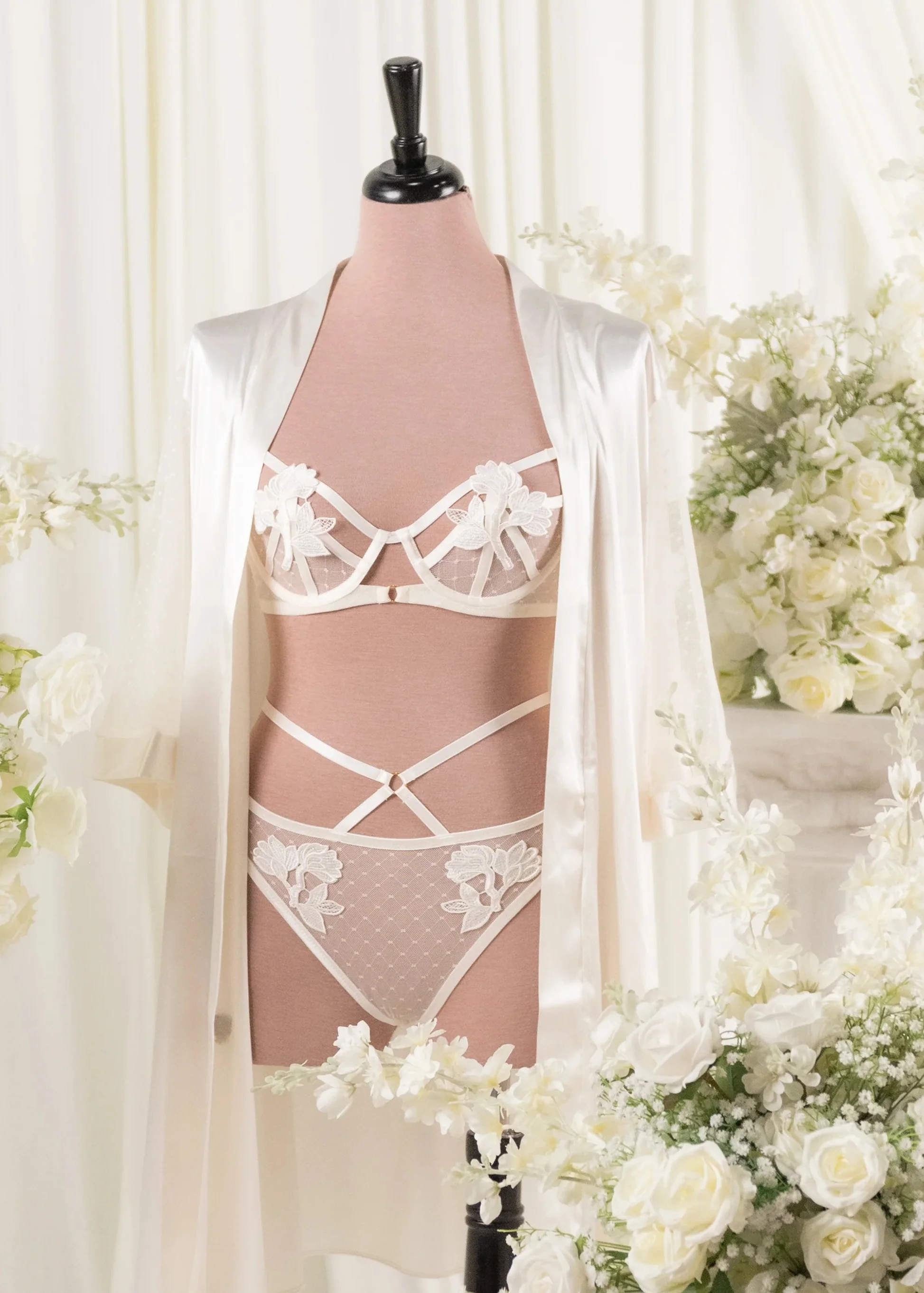 Strappy Appliqué Ouvert Panty - Pearl - Image 9